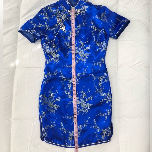 Traditional Chinese Dress - Picture 3 of 8